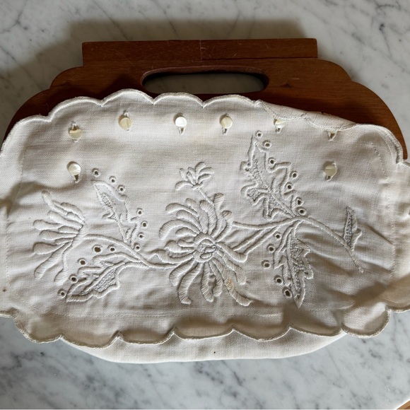 White Floral Embroidered Handbag with Wooden Handle - Picture 2 of 3